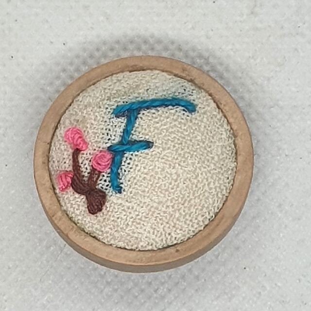 Broche initiale brodée